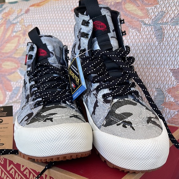 Vans WMNS Sk8-Hi Gore-Tex MTE
Arctic Camo Cloud
VN0A5111COI
Sneakers Boots - Picture 7 of 16